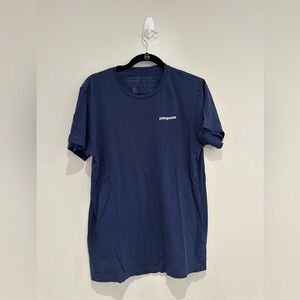 Patagonia Men’s Slim Fit T-shirt in Navy size Medium